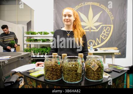 23 febbraio 2020, Roma, Italia: Una ragazza nel suo stand dietro tre grandi vasi di vetro con infiorescenze di canapa Mundi, la fiera internazionale della canapa a Roma. Circa un mese prima dell'inizio di canapa Mundi, la Fiera Internazionale della canapa, che richiama ogni anno professionisti del settore della canapa, consumatori e appassionati dello stabilimento con molteplici usi a Roma, dopo 10 anni gli organizzatori annunciano la fermata "per forza maggiore Reasonsâ€ poiché le recenti circostanze hanno portato ad una situazione di incertezza". Gli organizzatori riferiscono che la motivazione principale è proteggere gli espositori e. Foto Stock