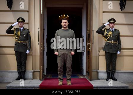 10 maggio 2024, Kiev, Oblast' di Kiev, Ucraina: Il presidente ucraino Volodymyr Zelenskyy attende l'arrivo del presidente slovacco fuori dal Palazzo Mariinsky a Kiev, Ucraina. (Immagine di credito: © Ucraina Presidenza via ZUMA Press Wire) Foto Stock
