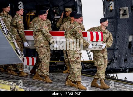 2 febbraio 2024, dover, De, USA: La United States Army Old Guard Carry Team trasferisce un caso di trasferimento al veicolo di trasporto durante il trasferimento dignitoso del sergente William Rivers di Willingboro, N.J., del sergente Kennedy Sanders di Waycross, GA, e del sergente Breonna Moffett di Savannah, GA. Alla dover Air Force base di dover, del. Il 2 febbraio 2024. Alla cerimonia solenne hanno partecipato il presidente Joseph Biden, la First Lady Dr. Jill Biden, il Segretario alla difesa Lloyd J. Austin III, il presidente del Joint Chiefs of staff Air Force generale C.Q. Brown e altri dignitari. I tre ser Foto Stock