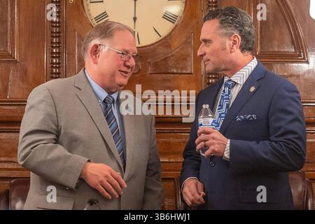 21 febbraio 2024: Il presidente della Kansas House Daniel Hawkins, a sinistra, e il presidente del Senato Ty Masterson parlano davanti al discorso dello Stato alla capitale dello Stato del Kansas mercoledì 10 gennaio 2024, a Topeka, Kansas. (Immagine di credito: © Emily Curiel/Ecuriel@Kcstar.Com/Kansas City Star via ZUMA Press Wire) Foto Stock