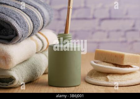Accessori ecologici per il bagno con asciugamani, sapone e accessori in bambù Foto Stock