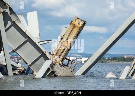 12 maggio 2024, Dundalk, MD, Stati Uniti d'America: Capriate d'acciaio e detriti dal crollo del Francis Scott Key Bridge che fuoriesce dal fiume Patapsco, 12 maggio 2024, vicino a Dundalk, Maryland. Il ponte è stato colpito dalla nave container MV Dali da 984 piedi il 26 marzo e crollò uccidendo sei lavoratori. (Immagine di credito: © Christopher Rosario/U.S. Army/Planet Pix tramite ZUMA Press Wire) Foto Stock