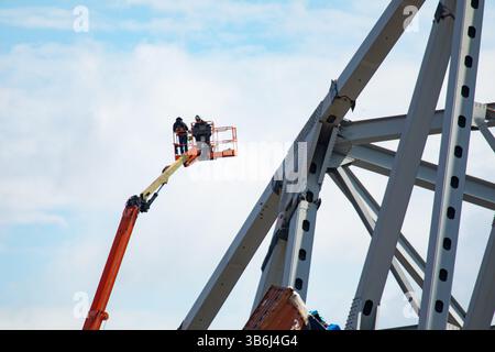 12 maggio 2024, Dundalk, MD, Stati Uniti d'America: I lavoratori collocano cariche esplosive su pezzi delle rimanenti capriate d'acciaio dal crollato Francis Scott Key Bridge per accelerare la rimozione, 12 maggio 2024, vicino a Dundalk, Maryland. Il ponte è stato colpito dalla nave container MV Dali da 984 piedi il 26 marzo e crollò uccidendo sei lavoratori. (Immagine di credito: © Christopher Rosario/U.S. Army/Planet Pix tramite ZUMA Press Wire) Foto Stock