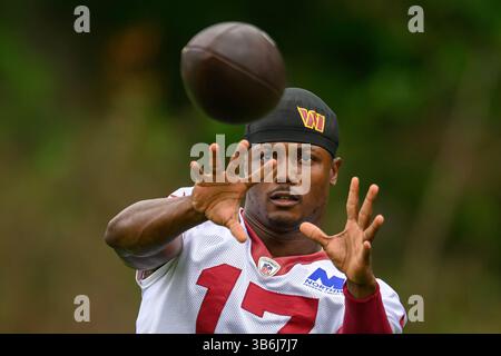 5 giugno 2024: Il wide receiver dei comandanti di Washington Terry McLaurin (17) guarda durante la pratica OTA dei comandanti di Washington all'OrthoVirginia Training Center al Commanders Park di Ashburn, Virginia Reggie Hildred/CSM (immagine di credito: © Reggie Hildred/CSM via ZUMA Press Wire) Foto Stock