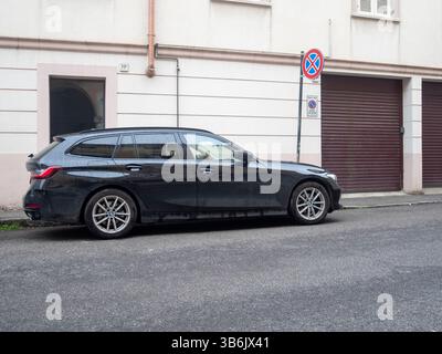 Cremona, Italia - 12 aprile 2025 Una BMW 3 Series Touring G21 M Sport Shadow Line blu scuro con motore B48 da 2,0 litri parcheggiata accanto a una Foto Stock