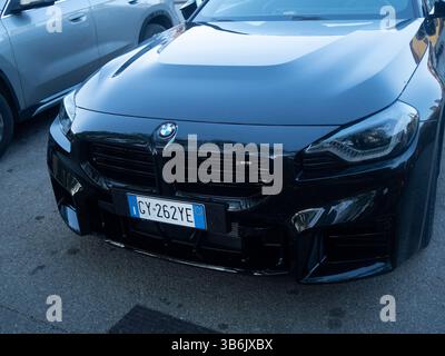 Cremona, Italia - 12 aprile 2025 elegante BMW serie m2 Gran Coupé nera che unisce uno stile Performance di lusso e l'Automotive Exce tedesca Foto Stock