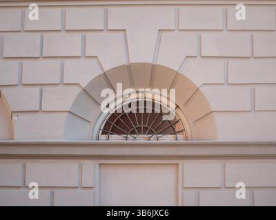Cremona, Italia - 12 aprile 2025 facciata del Museo Diocesanocon arcate a sostegno di una bandiera che espone il nome del Museo in lingua italiana e mattone Foto Stock
