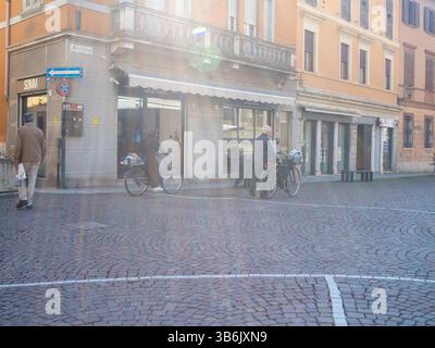 Cremona, Italia - 12 aprile 2025 uno sguardo sulla vita cittadina italiana con persone in bicicletta nel fascino urbano della vita europea Foto Stock