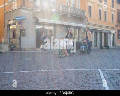 Cremona, Italia - 12 aprile 2025 uno sguardo sulla vita cittadina italiana con persone in bicicletta nel fascino urbano della vita europea Foto Stock