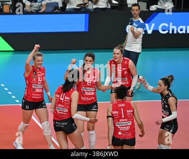 Istanbul, T¨¹rkiye. 3 maggio 2025. Le giocatrici di Carraro Imoco Conegliano festeggiano il punteggio ottenuto durante la semifinale femminile tra Carraro Imoco Conegliano e Numia vero Volley Milano al CEV Champions League Volley 2025 di Istanbul, T¨¹rkiye, 3 maggio 2025. Crediti: Liu lei/Xinhua/Alamy Live News Foto Stock