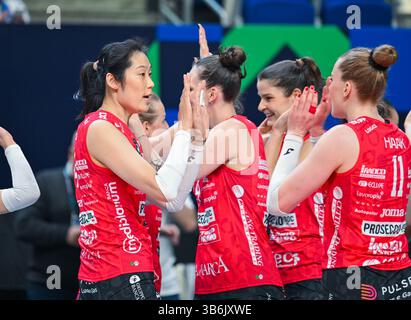 Istanbul, T¨¹rkiye. 3 maggio 2025. Zhu Ting (1° L) di Carraro Imoco Conegliano si batte per mano con le compagne di squadra prima della semifinale femminile tra Carraro Imoco Conegliano dell'Italia e Numia vero Volley Milano dell'Italia al CEV Champions League Volley 2025 di Istanbul, T¨¹rkiye, 3 maggio 2025. Crediti: Liu lei/Xinhua/Alamy Live News Foto Stock