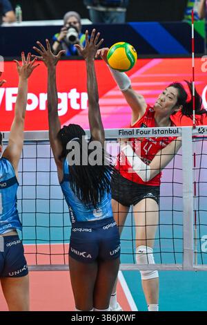 Istanbul, T¨¹rkiye. 3 maggio 2025. Zhu Ting (R) di Carraro Imoco Conegliano punta il pallone durante la semifinale femminile tra Carraro Imoco Conegliano dell'Italia e Numia vero Volley Milano dell'Italia al CEV Champions League Volley 2025 di Istanbul, T¨¹rkiye, 3 maggio 2025. Crediti: Liu lei/Xinhua/Alamy Live News Foto Stock