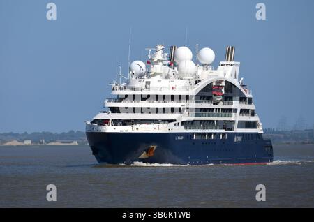 Le Bellot, la quinta nave della prestigiosa serie di classe esploratori di Ponant, è un capolavoro della moderna crociera, che unisce l'eleganza francese al taglio Foto Stock