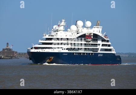Le Bellot, la quinta nave della prestigiosa serie di classe esploratori di Ponant, è un capolavoro della moderna crociera, che unisce l'eleganza francese al taglio Foto Stock