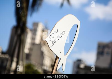 24 marzo 2024, Buenos Aires, Buenos Aires, Argentina: Un fazzoletto bianco con il testo ''They are 30000'' è visto mentre marciano durante una manifestazione per commemorare il 48 ° anniversario del colpo di Stato militare del 1976 a Buenos Aires. (Immagine di credito: © Roberto Tuero/ZUMA Press Wire) Foto Stock
