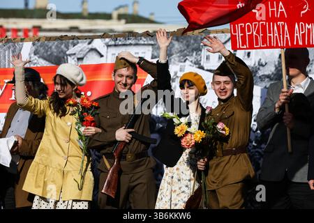 Una prova per la Parata del giorno della Vittoria il 9 maggio si è tenuta in Piazza del Palazzo a San Pietroburgo. Quest'anno, la Russia celebra una data storica: 80 anni dal giorno della Vittoria nella grande Guerra Patriottica. La prova presentava una varietà di attrezzature militari, coprendo un'ampia gamma di modelli storici, dalla guerra ai sistemi moderni. Colonne di piedi che rappresentavano il personale militare marciavano attraverso la piazza con bandiere che sventolavano. Il 17 gennaio 2025, il presidente russo Vladimir Putin ha dichiarato il 2025 l'anno del difensore della Patria in Russia al fine di preservare la memoria storica. Foto Stock