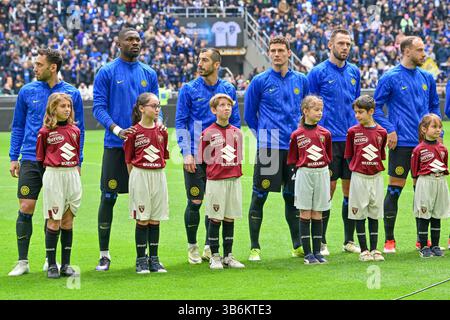 28 aprile 2024, Milano, null, Italia: Milano, Italia. 28 aprile 2024. I giocatori dell'Inter si schierano per la partita di serie A tra Inter e Torino al Giuseppe Meazza di Milano. (Immagine di credito: © Gonzales Photo/Gonzales Photo tramite ZUMA Press) Foto Stock