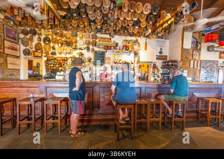 I clienti sedevano al bar del Birdsville Hotel, un rinomato pub dell'Outback a Birdsville, Queensland, QLD, Australia Foto Stock