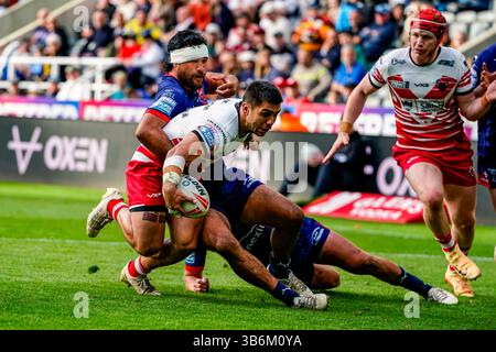 Newcastle, Inghilterra. 3 maggio 2025. Betfred Super League Rugby Magic Weekend: Hull KR vs Salford Red Devils al St James's Park. Jayden Nikorima viene affrontato da Peta Hiku. Credito a James Giblin Foto Stock
