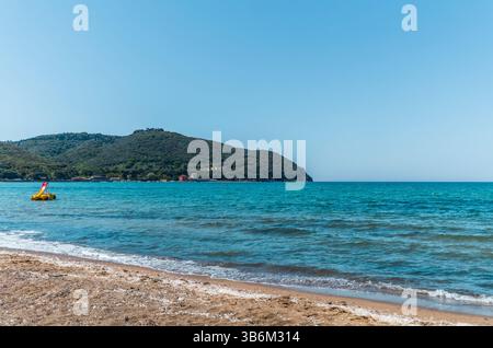 La spiaggia nel golfo di Baratti in Toscana all'inizio dell'estate Foto Stock