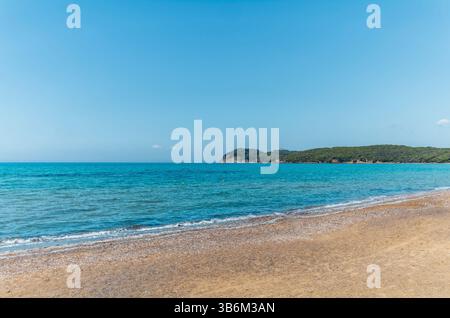 La spiaggia nel golfo di Baratti in Toscana all'inizio dell'estate Foto Stock