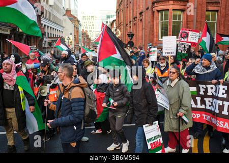 16 dicembre 2023, Birmingham, Inghilterra, Regno Unito: Centinaia di manifestanti filo-palestinesi riempiono le strade del centro di Birmingham mentre marciano per un cessate il fuoco. Regno Unito 16-12-23 (immagine di credito: © Cal Ford/ZUMA Press Wire) Foto Stock