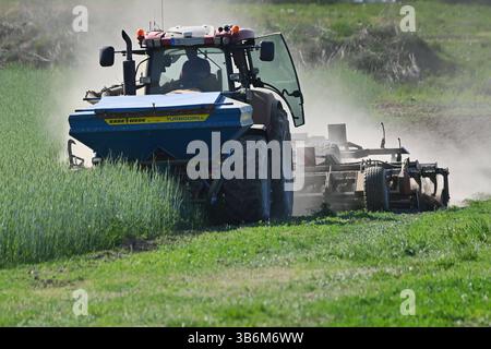 Themenbild Duerre: Anhaltende Trockenheit- Gefahr einer neuen Duerre waechst. Ein Traktor mit Egge, Pflug zerkleinert auf einem Acker bei anhaltender Trockenheit Erdschollen-es staubt, Staub. *** Quadro tematico siccità persistente pericolo di una nuova siccità sta crescendo Un trattore con erpice,aratro frantuma mantelli di terra in un campo in siccità persistente polveri,polvere Foto Stock