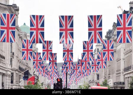 Londra, Regno Unito. 3 maggio 2025. Le bandiere Union Jack decorano Regent Street prima del VE Day, segnando 80 anni dalla fine della seconda guerra mondiale in Europa. Crediti: Vuk Valcic/Alamy Live News Foto Stock