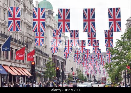 Londra, Regno Unito. 3 maggio 2025. Le bandiere Union Jack decorano Regent Street prima del VE Day, segnando 80 anni dalla fine della seconda guerra mondiale in Europa. Crediti: Vuk Valcic/Alamy Live News Foto Stock