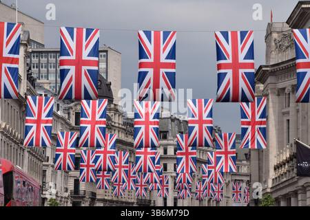 Londra, Regno Unito. 3 maggio 2025. Le bandiere Union Jack decorano Regent Street prima del VE Day, segnando 80 anni dalla fine della seconda guerra mondiale in Europa. Crediti: Vuk Valcic/Alamy Live News Foto Stock