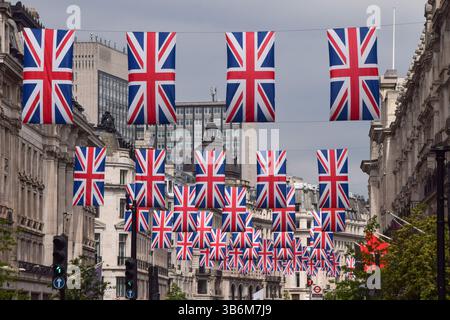 Londra, Regno Unito. 3 maggio 2025. Le bandiere Union Jack decorano Regent Street prima del VE Day, segnando 80 anni dalla fine della seconda guerra mondiale in Europa. Crediti: Vuk Valcic/Alamy Live News Foto Stock