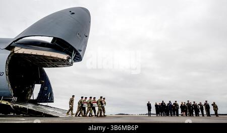 2 febbraio 2024, dover, Delaware, USA: La squadra di trasporto della Old Guard dell'esercito degli Stati Uniti sposta un caso di trasferimento al veicolo di trasporto durante il trasferimento dignitoso del sergente William Rivers di Willingboro, N.J., del sergente Kennedy Sanders di Waycross, GA, e del sergente Breonna Moffett di Savannah, GA, alla dover Air Force base di dover, del 2 febbraio 2024. I tre membri di servizio furono uccisi da un attacco di droni alla loro base in Giordania il 28 gennaio. (Immagine di credito: © Scott serio/CSM via ZUMA Press Wire) Foto Stock