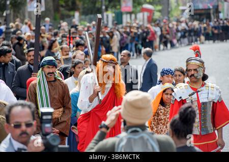 2 aprile 2023, Roma, Italia: Un uomo che impersona Gesù Cristo porta la croce durante le stazioni della processione Crucis organizzata dalla comunità cristiana originaria della regione indiana del Kerala a Roma. Detti anche ''cristiani di San Tommaso'', sono una raccolta di comunità e chiese cristiane siriache nel sud-ovest dell'India, le cui origini risalgono al 52 d.C. Tra le varie comunità, la Chiesa siro-malabarese è la seconda più grande dopo la Chiesa greco-cattolica Ucraina. (Immagine di credito: © Marcello Valeri/ZUMA Press Wire) Foto Stock