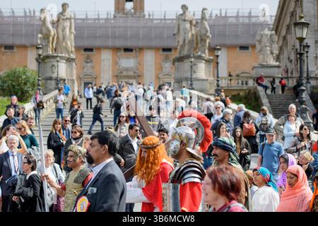 2 aprile 2023, Roma, Italia: Un uomo che impersona Gesù Cristo porta la croce durante le stazioni della processione dei Cros organizzata dalla comunità cristiana originaria della regione indiana del Kerala a Roma. Detti anche ''cristiani di San Tommaso'', sono una raccolta di comunità e chiese cristiane siriache nel sud-ovest dell'India, le cui origini risalgono al 52 d.C. Tra le varie comunità, la Chiesa siro-malabarese è la seconda più grande dopo la Chiesa greco-cattolica Ucraina. (Immagine di credito: © Marcello Valeri/ZUMA Press Wire) Foto Stock