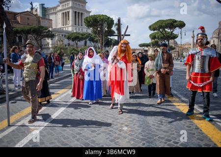 2 aprile 2023, Roma, Italia: Un uomo che impersona Gesù Cristo porta la croce durante le stazioni della processione Crucis organizzata dalla comunità cristiana originaria della regione indiana del Kerala a Roma. Detti anche ''cristiani di San Tommaso'', sono una raccolta di comunità e chiese cristiane siriache nel sud-ovest dell'India, le cui origini risalgono al 52 d.C. Tra le varie comunità, la Chiesa siro-malabarese è la seconda più grande dopo la Chiesa greco-cattolica Ucraina. (Immagine di credito: © Marcello Valeri/ZUMA Press Wire) Foto Stock