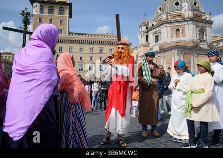 2 aprile 2023, Roma, Italia: Un uomo che impersona Gesù Cristo porta la croce durante le stazioni della processione Crucis organizzata dalla comunità cristiana originaria della regione indiana del Kerala a Roma. Detti anche ''cristiani di San Tommaso'', sono una raccolta di comunità e chiese cristiane siriache nel sud-ovest dell'India, le cui origini risalgono al 52 d.C. Tra le varie comunità, la Chiesa siro-malabarese è la seconda più grande dopo la Chiesa greco-cattolica Ucraina. (Immagine di credito: © Marcello Valeri/ZUMA Press Wire) Foto Stock