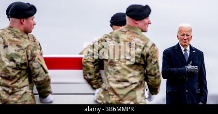 2 febbraio 2024, dover, Delaware, USA: Il presidente JOE BIDEN guarda come la Old Guard Carry Team dell'esercito degli Stati Uniti sposta una scatola di trasferimento sul veicolo di trasporto durante il trasferimento dignitoso del sergente dell'esercito degli Stati Uniti William Rivers di Willingboro, N.J., il sergente Kennedy Sanders di Waycross, GA. E il sergente Breonna Moffett di Savannah, GA. Alla dover Air Force base. I tre membri di servizio furono uccisi da un attacco di droni alla loro base in Giordania il 28 gennaio. (Immagine di credito: © Scott serio/CSM via ZUMA Press Wire) Foto Stock