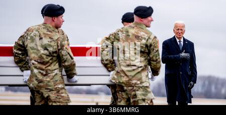 2 febbraio 2024, dover, Delaware, USA: Il presidente JOE BIDEN guarda come la Old Guard Carry Team dell'esercito degli Stati Uniti sposta una scatola di trasferimento sul veicolo di trasporto durante il trasferimento dignitoso del sergente dell'esercito degli Stati Uniti William Rivers di Willingboro, N.J., il sergente Kennedy Sanders di Waycross, GA. E il sergente Breonna Moffett di Savannah, GA. Alla dover Air Force base. I tre membri di servizio furono uccisi da un attacco di droni alla loro base in Giordania il 28 gennaio. (Immagine di credito: © Scott serio/CSM via ZUMA Press Wire) Foto Stock