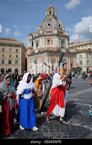 2 aprile 2023, Roma, Italia: Un uomo che impersona Gesù Cristo porta la croce durante le stazioni della processione Crucis organizzata dalla comunità cristiana originaria della regione indiana del Kerala a Roma. Detti anche ''cristiani di San Tommaso'', sono una raccolta di comunità e chiese cristiane siriache nel sud-ovest dell'India, le cui origini risalgono al 52 d.C. Tra le varie comunità, la Chiesa siro-malabarese è la seconda più grande dopo la Chiesa greco-cattolica Ucraina. (Immagine di credito: © Marcello Valeri/ZUMA Press Wire) Foto Stock