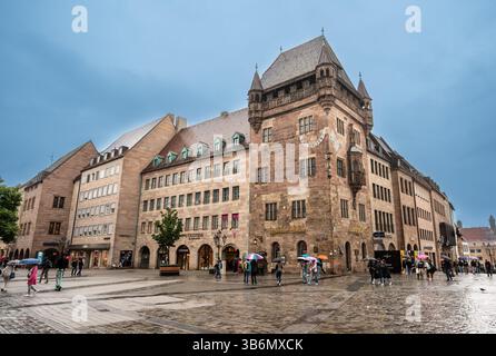 Norimberga, Germania, 2 agosto 2023. Foto di un giorno piovoso di una delle viste più iconiche della città. Di fronte alla chiesa di San Lorenzo si trova un magnifico Foto Stock