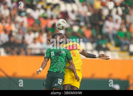 2 febbraio 2024: Ademola Olajide Lookman (Nigeria) e Kialonda Gaspar (Angola) combattono per il pallone durante una Coppa d'Africa - partita dei quarti di finale, Nigeria contro Angola, allo Stade Felix Houphouet-Boigny, Abidjan, Costa d'Avorio. Kim Price/CSM (immagine di credito: © Kim Price/CSM tramite ZUMA Press Wire) Foto Stock