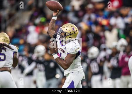 12 novembre 2023: Il quarterback degli Alcorn State Braves Aaron Allen (4) lancia un passaggio durante la partita di football NCAA tra gli Alcorn State Braves e i Texas Southern Tigers allo Shell Energy Stadium di Houston, Texas. Texas Southern sconfisse Alcorn State 44-10. Prentice C. James via Cal Sport Media (immagine di credito: © Prentice C. James/CSM via ZUMA Press Wire) Foto Stock