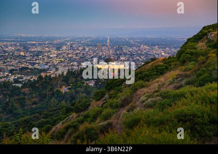 Griffith Observatory illuminato al tramonto, affacciato su Hollywood Foto Stock