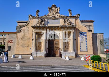 Francia, Var, Tolone, Museo marittimo Nazionale, porta Arsenale costruita nel 1738 e spostata per diventare l'ingresso del museo Foto Stock