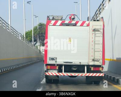 Cairo, Egitto, 22 aprile 2025: Autocarro antincendio in viaggio per scopi di protezione civile, un autocarro antincendio è un autocarro appositamente progettato o modificato, Foto Stock