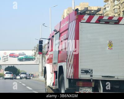 Cairo, Egitto, 22 aprile 2025: Autocarro antincendio in viaggio per scopi di protezione civile, un autocarro antincendio è un autocarro appositamente progettato o modificato, Foto Stock