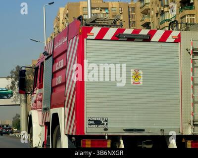 Cairo, Egitto, 22 aprile 2025: Autocarro antincendio in viaggio per scopi di protezione civile, un autocarro antincendio è un autocarro appositamente progettato o modificato, Foto Stock