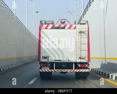 Cairo, Egitto, 22 aprile 2025: Autocarro antincendio in viaggio per scopi di protezione civile, un autocarro antincendio è un autocarro appositamente progettato o modificato, Foto Stock