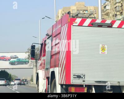 Cairo, Egitto, 22 aprile 2025: Autocarro antincendio in viaggio per scopi di protezione civile, un autocarro antincendio è un autocarro appositamente progettato o modificato, Foto Stock