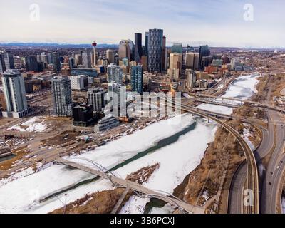 Centro di Calgary e Frozen Bow River durante l'inverno. Vista aerea della città di Calgary. Alberta, Canada. Foto Stock